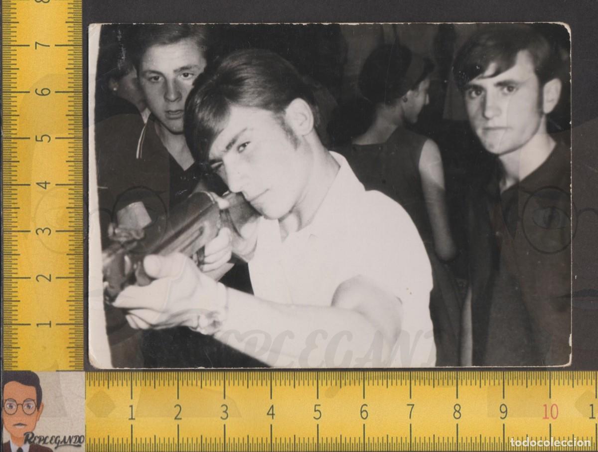 Fotografia antica: GUAPO HOMBRE JOVEN DISPARANDO ESCOPETA BALINES PERDIG&Oacute;N FERIA - FOTO ANTIGUA A&Ntilde;OS 50 - LGTB ESPA&Ntilde;A