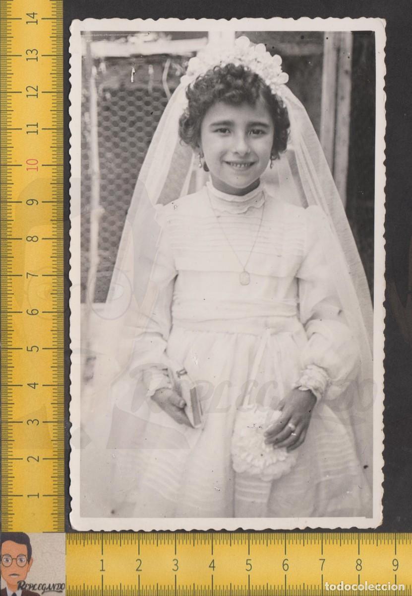 Fotograf&iacute;a antigua: RETRATO NI&Ntilde;A 1&ordf; COMUNI&Oacute;N SONRISA MISAL Y BOLSO - FOTO ANTIGUA A&Ntilde;OS 50/60 - INFANCIA FELIZ VALENCIA