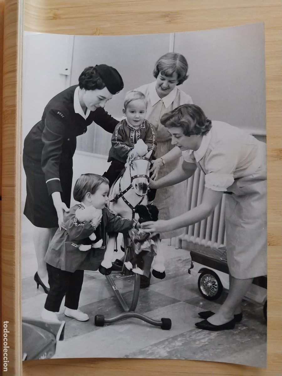 Fotograf&iacute;a antigua: SKYPORT NURSERY NI&Ntilde;OS JUGUETES AZAFATA FOTO PRESS BRITANICA ORIGINAL * A&Ntilde;O 1961 20.5X15CMS * *