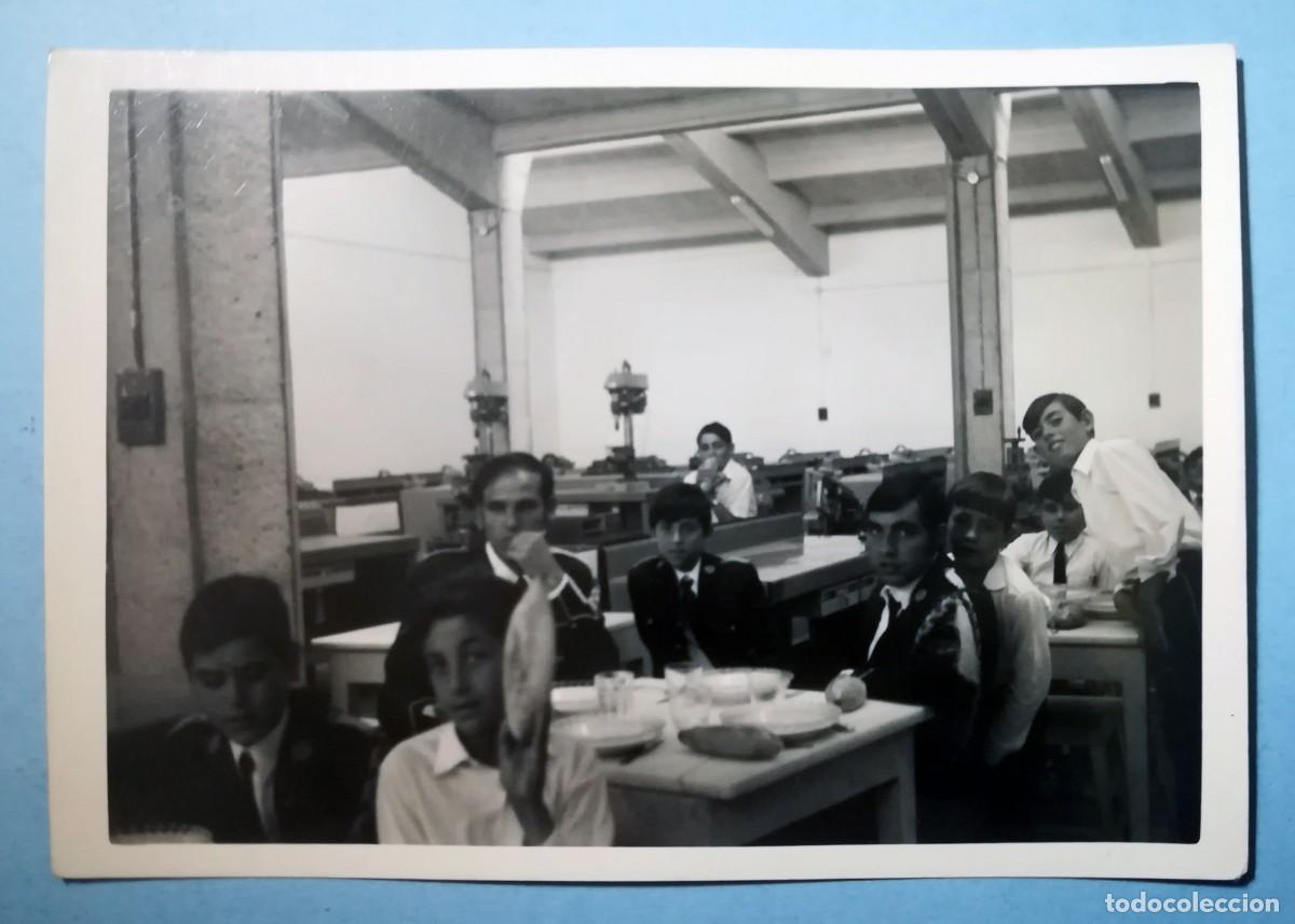 Fotograf&iacute;a antigua: Le&oacute;n. En el improvisado comedor. Julio de 1970. - Foto 1