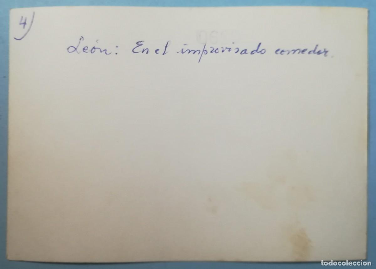 Fotograf&iacute;a antigua: Le&oacute;n. En el improvisado comedor. Julio de 1970. - Foto 2