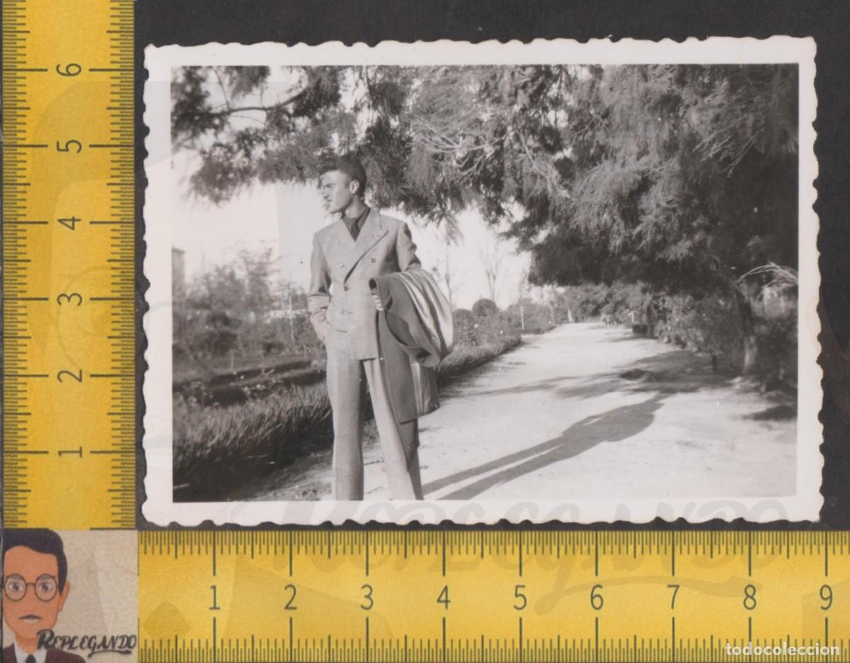 Fotografia antiga: SEXY HOMBRE CHICO JOVEN POSA TRAJE CHAQUETA EN PARQUE CIUDAD - FOTO ANTIGUA A&Ntilde;O 1942 - LGTB ESPA&Ntilde;A