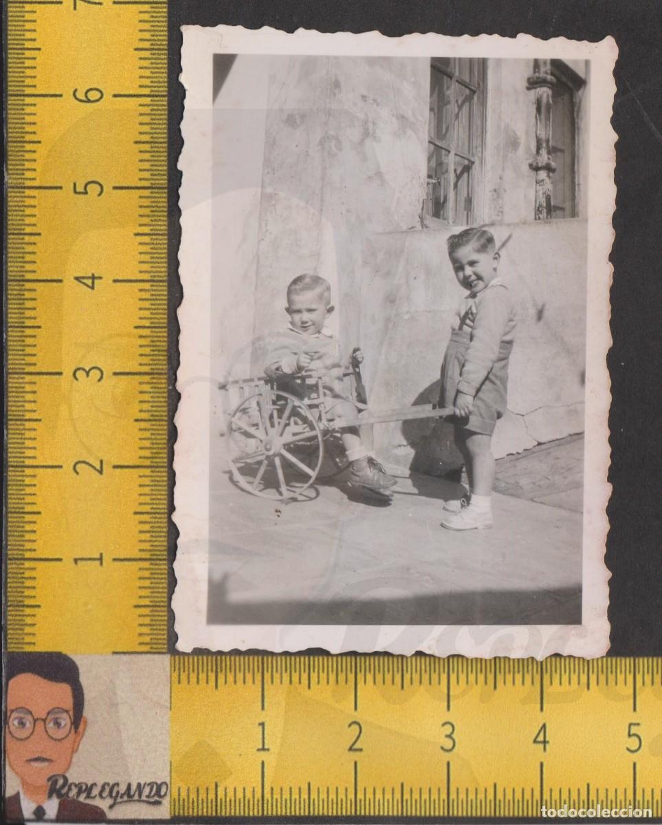 Fotografia antiga: PAREJA NI&Ntilde;OS HERMANOS MONTADOS EN CARRO CARRETA JUGUETE - FOTO ANTIGUA A&Ntilde;OS 40 - INFANCIA ESPA&Ntilde;A
