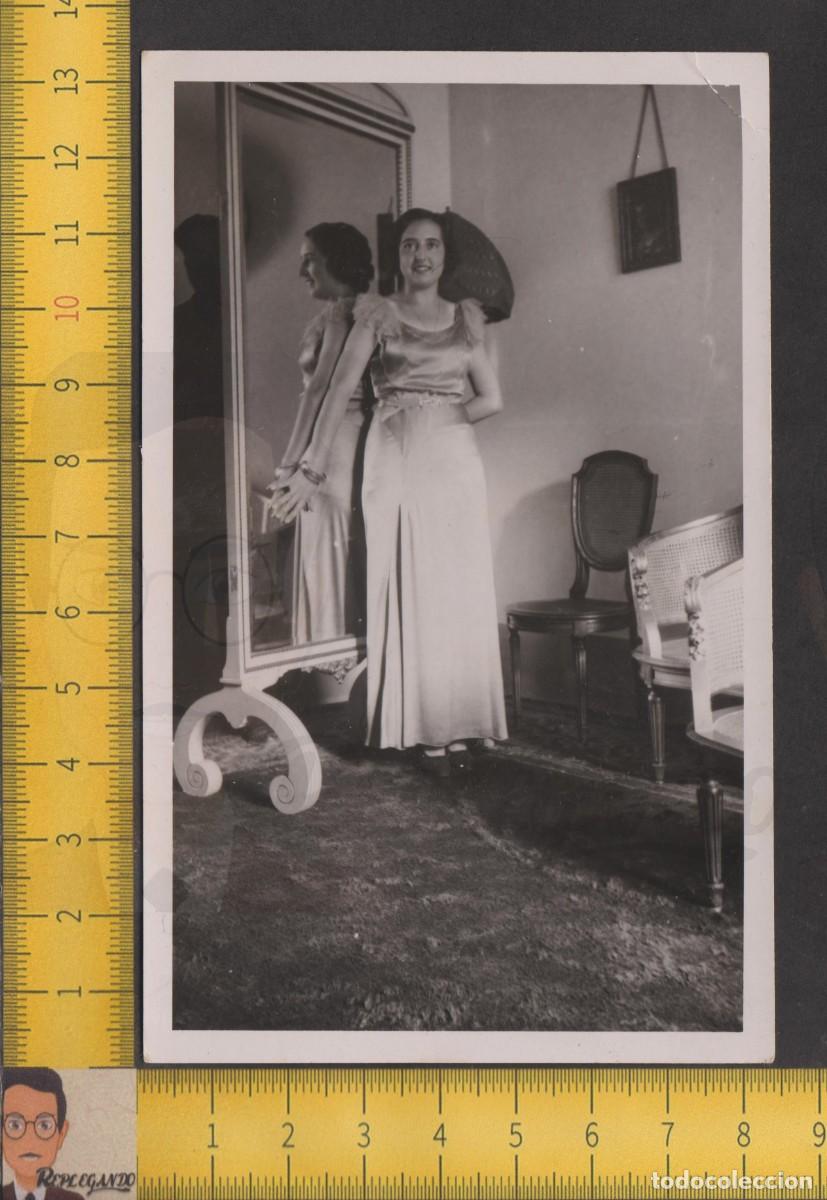 Alte Fotografie: LA BELLA JOVEN Y LA SOMBRA TRAS EL ESPEJO - GUAPA MUJER CHICA JOVEN POSANDO - FOTO ANTIGUA A&Ntilde;OS 50