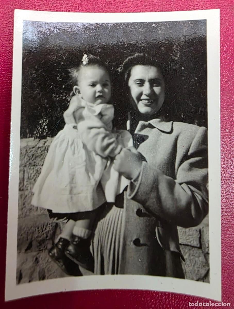 Fotografia antiga: Madre con beb&eacute; en brazos &ndash; Fotograf&iacute;a vintage 6,5 &times; 8,5 cm (Febrero 1948)