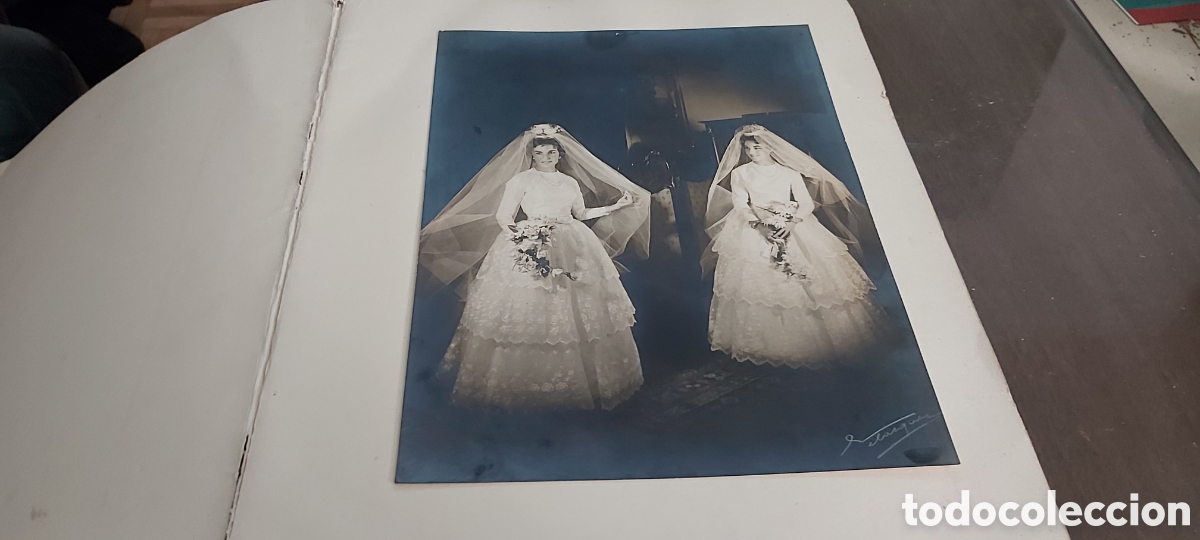 Fotograf&iacute;a antigua: 9 FOTOGRAFIAS DE LAS PINTORAS ROJAS GEMELAS . FOTO VELAZQUEZ. 1959 MADRID