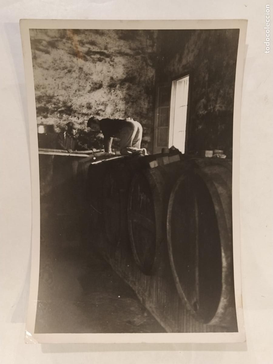 Fotograf&iacute;a antigua: TRABAJANDO CON BARRILES - CONSELLERIA DE DEFENSA CENSURA DE GUERRA - FOTOGRAFIA ANTIGUA -(35)