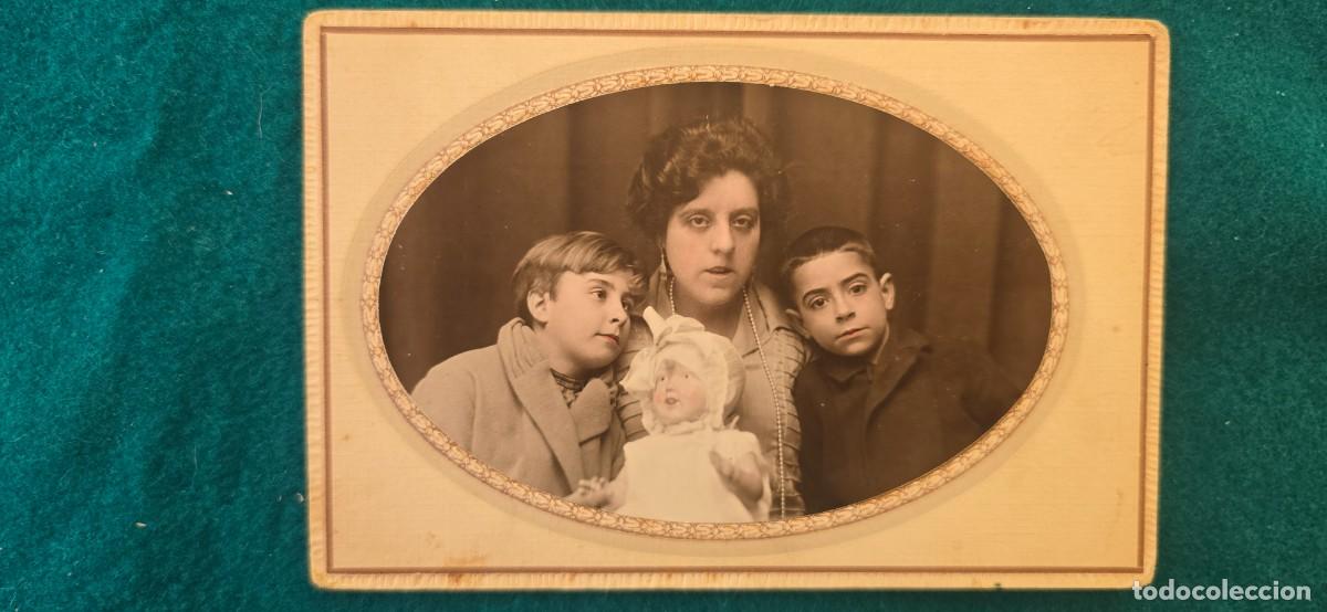 Fotografia antica: FOTOGRAFIA FAMILIAR CON MU&Ntilde;ECA