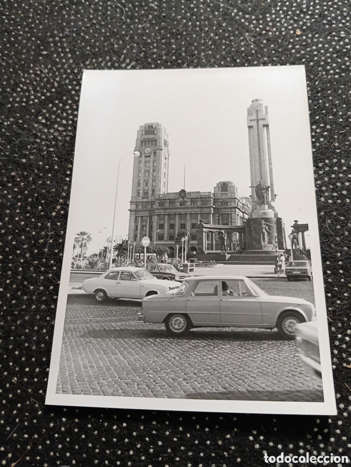 Fotograf&iacute;a antigua: SANTA CRUZ DE TENERIFE-EL CABILDO INSULAR Y MONUMENTO A LOS CAIDOS