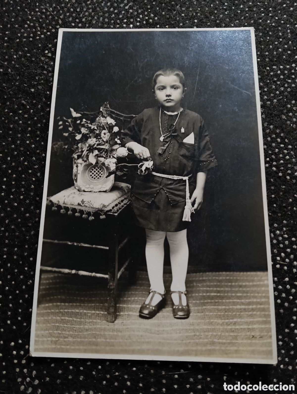 Fotograf&iacute;a antigua: Fotograf&iacute;a de un ni&ntilde;o en los a&ntilde;os 20 con un ramo de flores