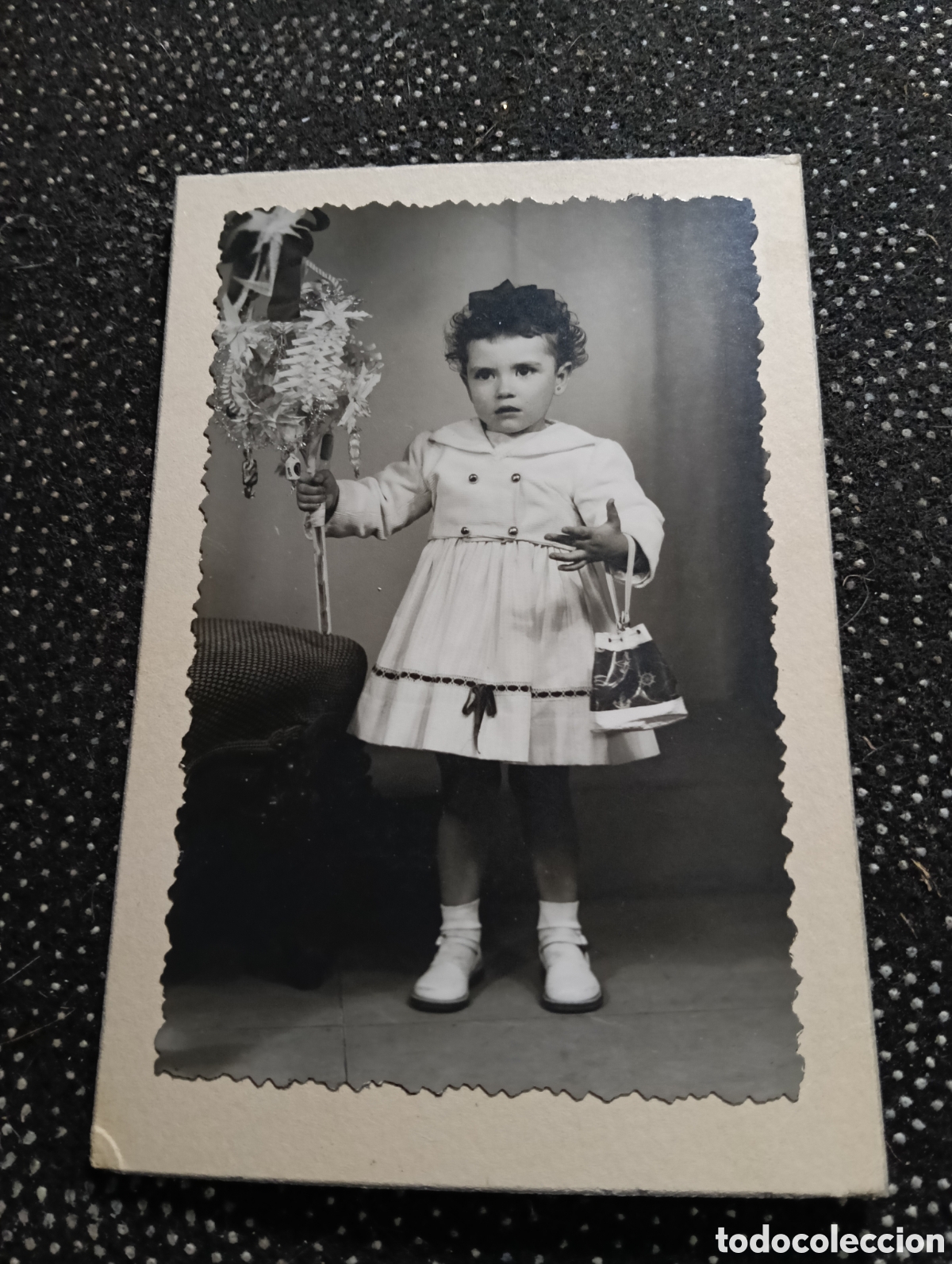 Fotografia antiga: 1940, fotograf&iacute;a de una ni&ntilde;a con su bolso y la Palma el Domingo de Ramos