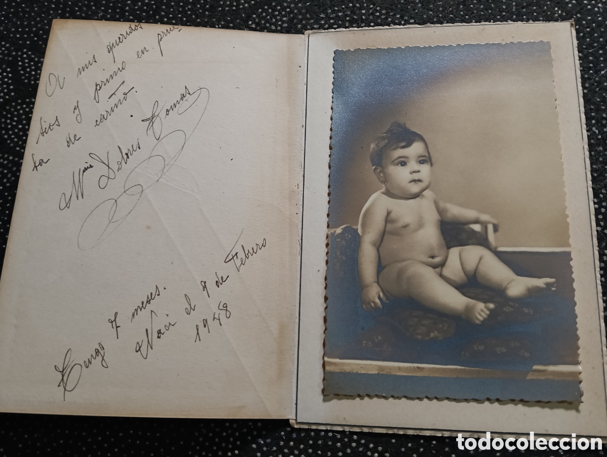 Fotografia antiga: 1948, fotograf&iacute;a de un reci&eacute;n nacido Mar&iacute;a Dolores Tom&aacute;s con cari&ntilde;o para sus primos.