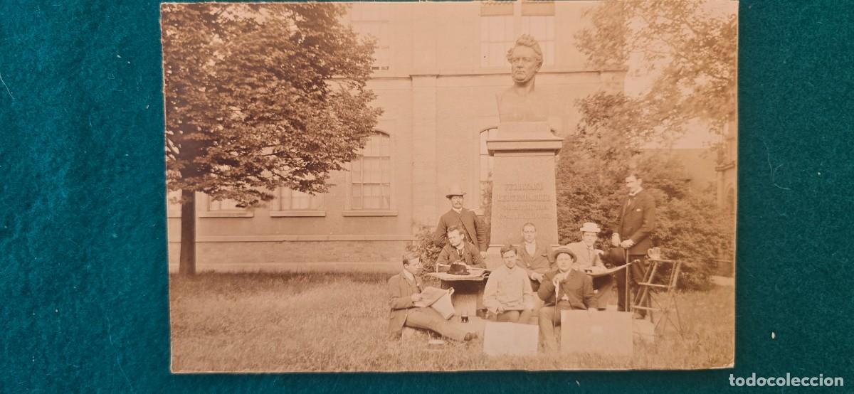 Fotografia antiga: FOTOGRAFIA AMIGOS JUNTO AL MONUMENTO DE FERDINAND REDTEMBACHER