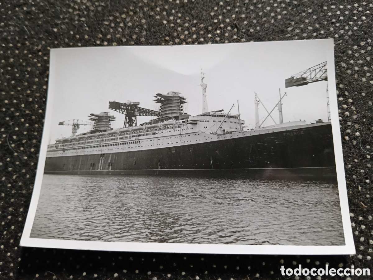 Fotografia antiga: Fotograf&iacute;a 1960 del Trasatl&aacute;ntico EL FRANCE, en fase de acabado en el astillero de Chantiers de L'At