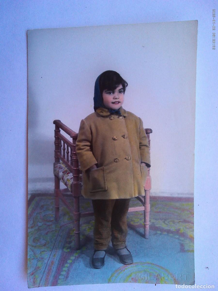 Fotograf&iacute;a antigua: PRECIOSA FOTO DE ESTUDIO DE NI&Ntilde;A CON ABRIGO Y PA&Ntilde;UELO EN LA CABEZA. COLOREADA POR GILABERT