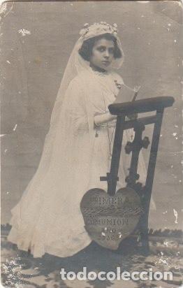 Fotograf&iacute;a antigua: ANTIGUA FOTOGRAFIA NI&Ntilde;A TOMANDO LA PRIMERA COMUNION A&Ntilde;O 1916