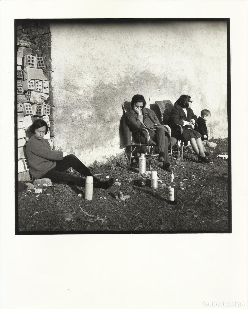 Fotograf&iacute;a antigua: Fotograf&iacute;a o reproducci&oacute;n fotogr&aacute;fica. &rdquo;Mujeres sentadas con botella Veterano y termos en el suelo&rdquo;.