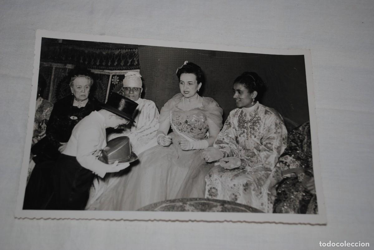 Alte Fotografie: ENTREGA DE REGALO A UNAS SE&Ntilde;ORAS ARABES .