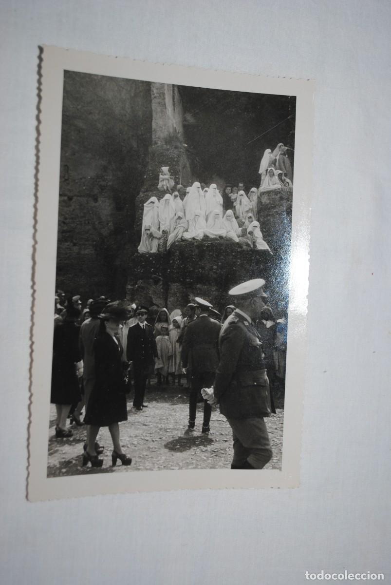 Alte Fotografie: PASEO DE PERSONAL MILITAR EN TETUAN , CON ESPECTADORES ARABES .