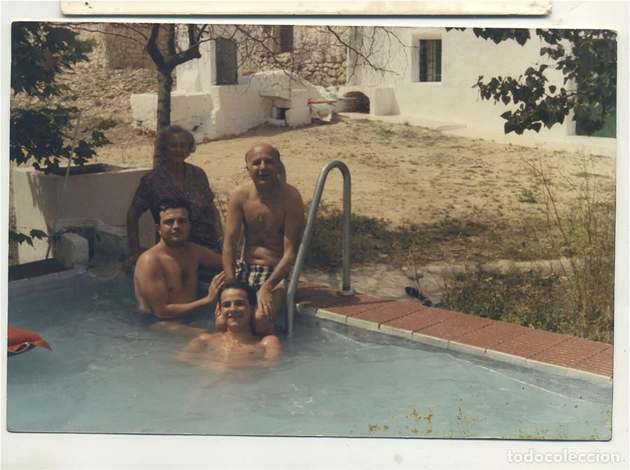 Fotografia antiga: FOTOGRAFIA FAMILIA BA&Ntilde;ANDOSE EN BALSA EN EL CAMPO