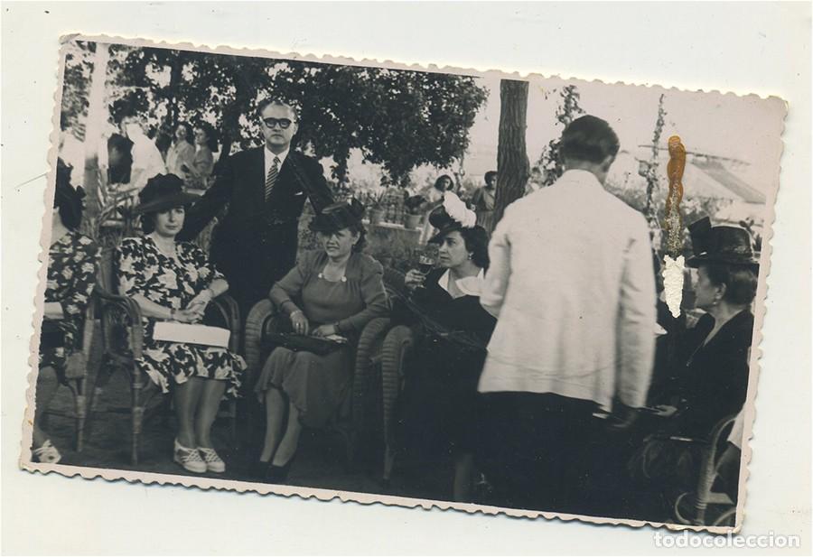 Fotografia antiga: ANTIGUA FOTOGRAFIA SE&Ntilde;ORAS CON SOMBREROS CAMARERO CALLE GENERAL MARVA ALICANTE