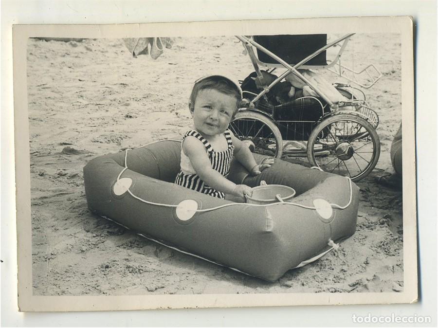 Fotografia antiga: NI&Ntilde;A EN LA PLAYA EN BALSA CON COCHE 1967 FOTOS LIDON ALICANTE