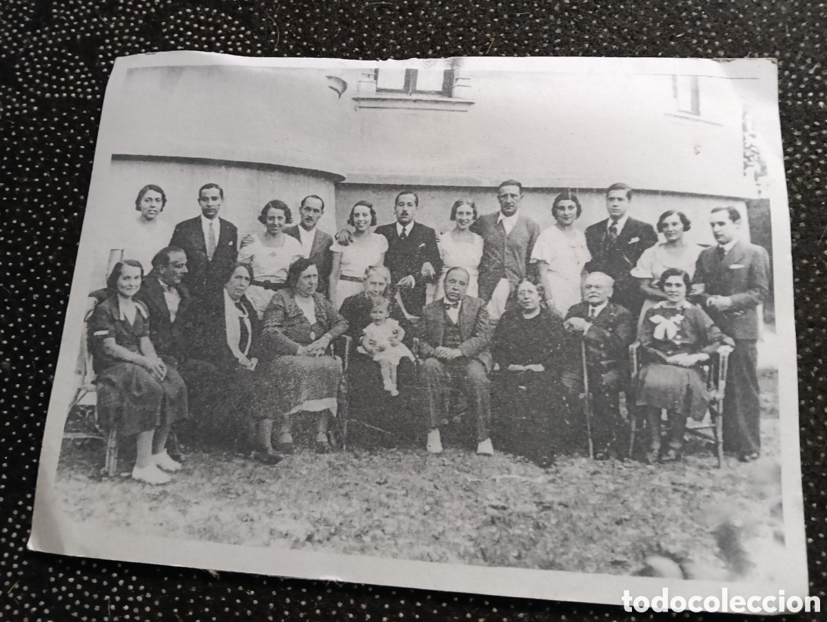 Photographie ancienne: Fotograf&iacute;a del inventor de la m&aacute;quina de coser ELNA de Suiza con amigos y familiares