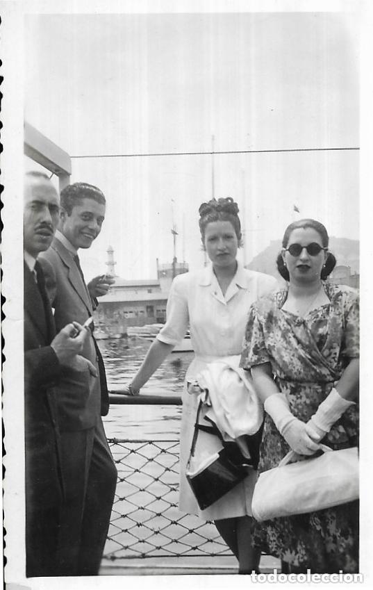 Fotografia antiga: :::: G472 - FOTOGRAFIA - CUATRO AMIGOS EN EL PUERTO DE BARCELONA 1946