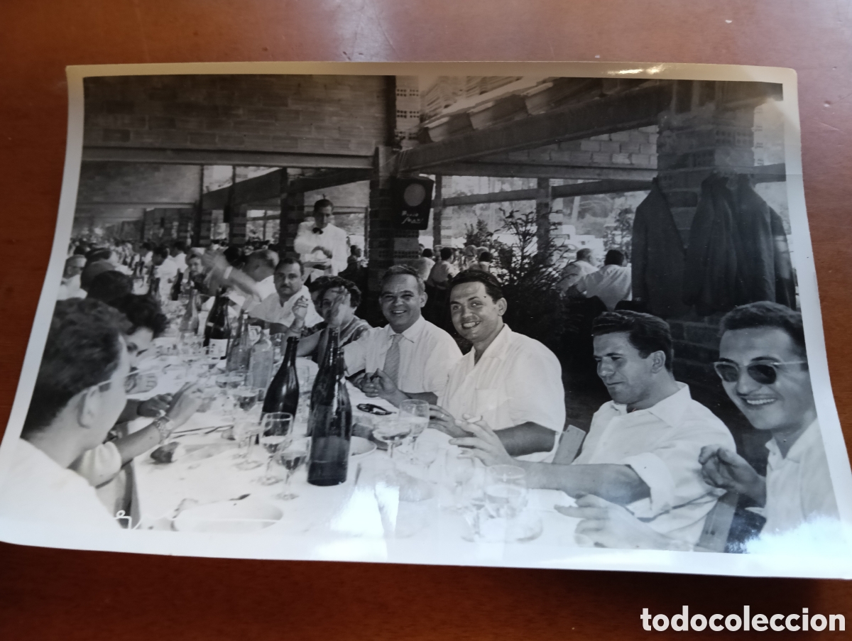 Antique Photography: 1970 aprox. Fotograf&iacute;a de unos amigos en comida de empresa
