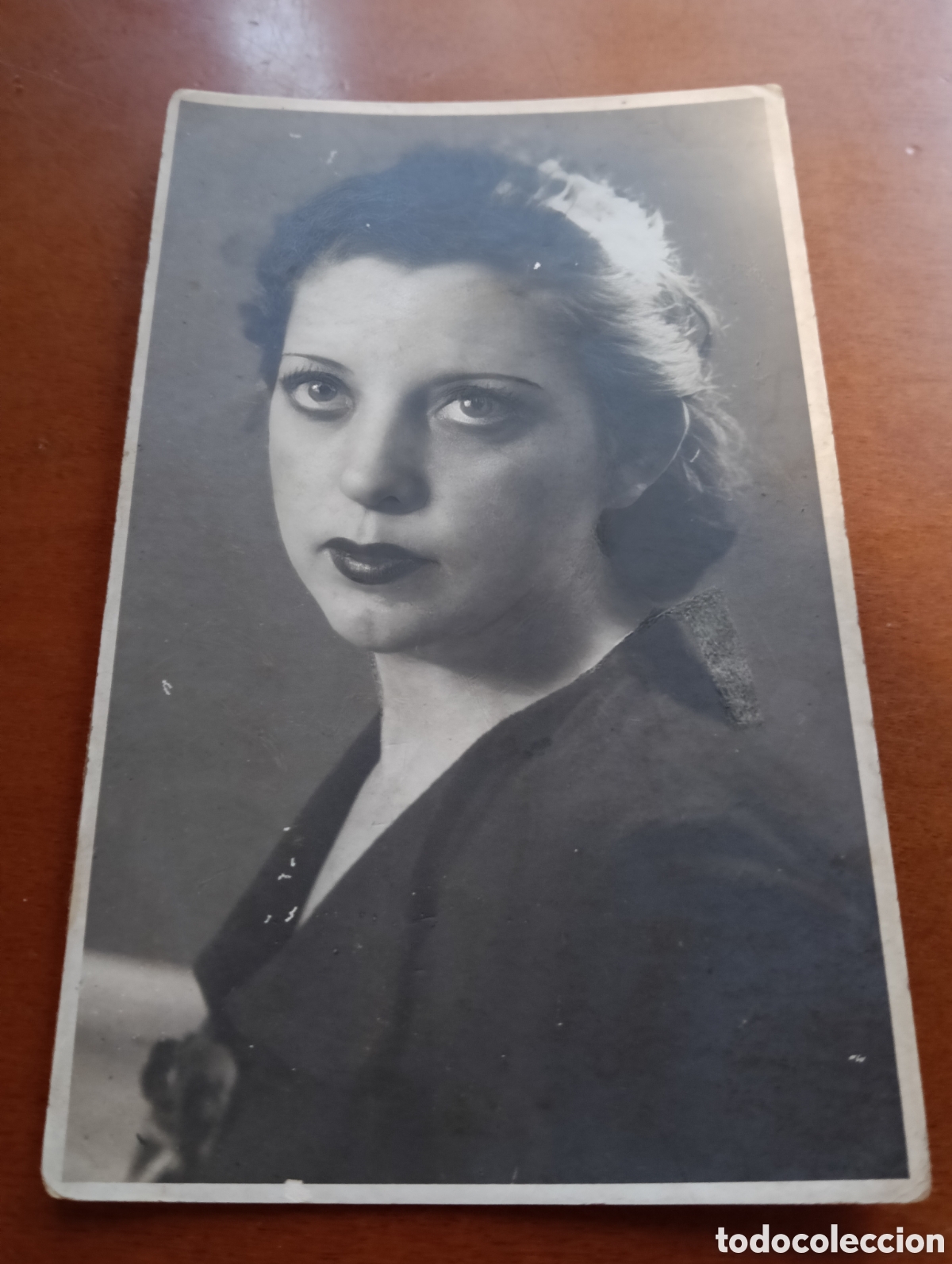 Antique Photography: 1930 aprox. Fotograf&iacute;a de una se&ntilde;orita con un vestido de &eacute;poca.