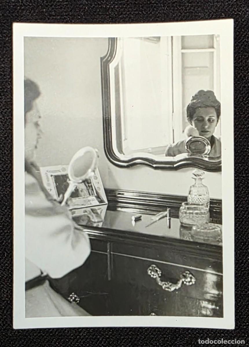 Photographie ancienne: Fotograf&iacute;a original en blanco y negro &ndash; Mujer frente al tocador con espejo (1947)