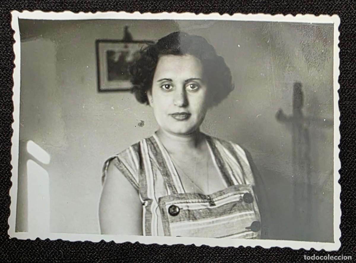 Photographie ancienne: Fotograf&iacute;a original en blanco y negro &ndash; Retrato femenino de estudio dom&eacute;stico (octubre de 1952)