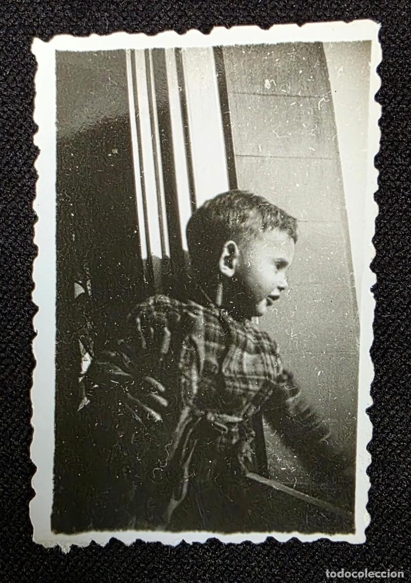 Photographie ancienne: Fotograf&iacute;a original en blanco y negro &ndash; Ni&ntilde;o en retrato espont&aacute;neo junto a ventana (c. a&ntilde;os 40&ndash;50)