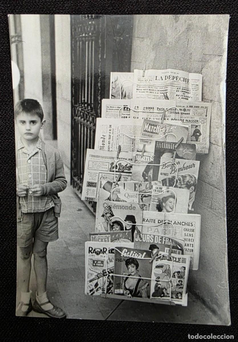 Photographie ancienne: Fotograf&iacute;a original en blanco y negro &ndash; Ni&ntilde;o junto a quiosco de peri&oacute;dicos en calle urbana