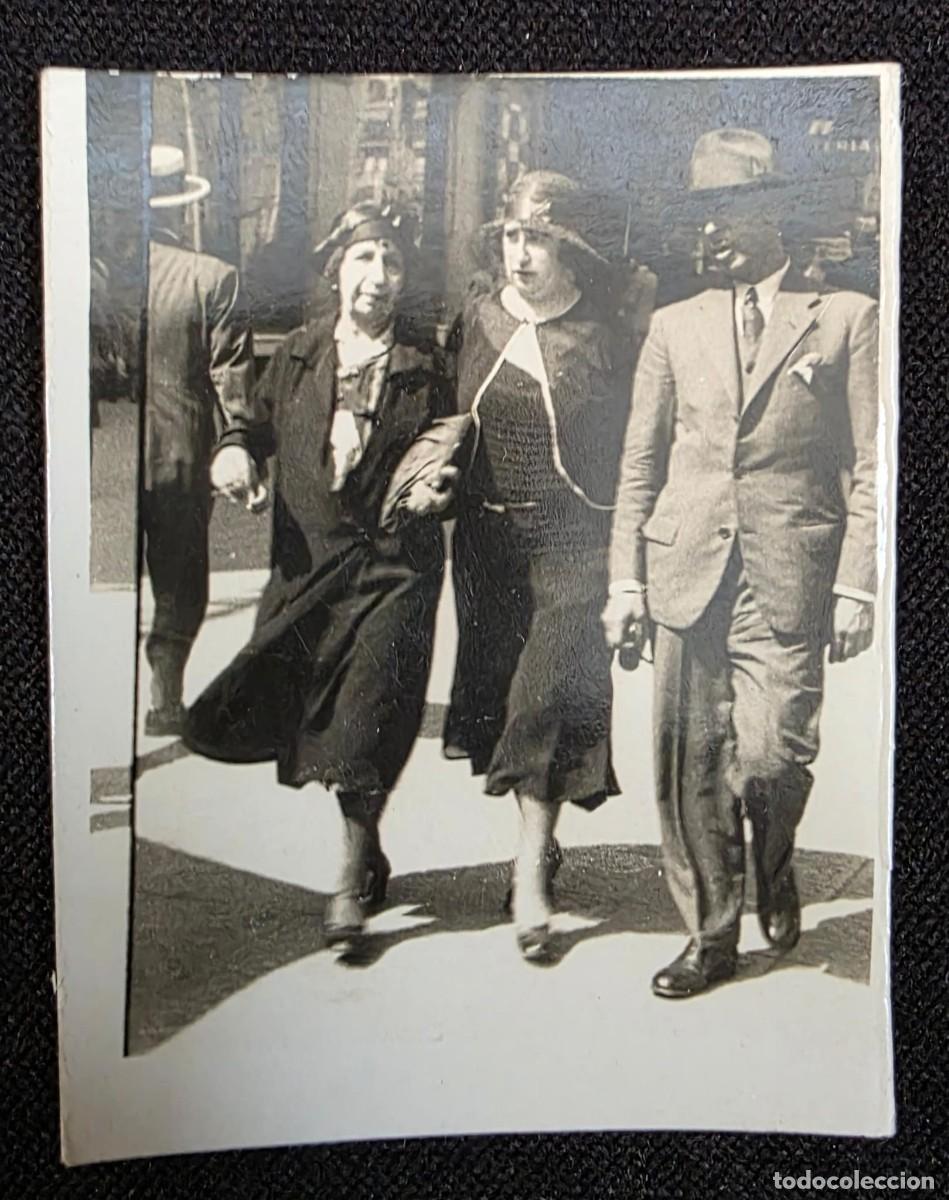 Photographie ancienne: Fotograf&iacute;a original en blanco y negro &ndash; Grupo elegante caminando por la ciudad (c. a&ntilde;os 20&ndash;30)