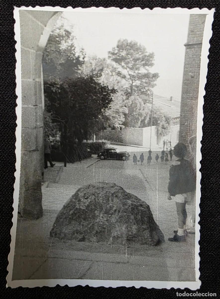 Photographie ancienne: Fotograf&iacute;a original en blanco y negro &ndash; Escena urbana con ni&ntilde;os y arquitectura monumental (Pedralbes
