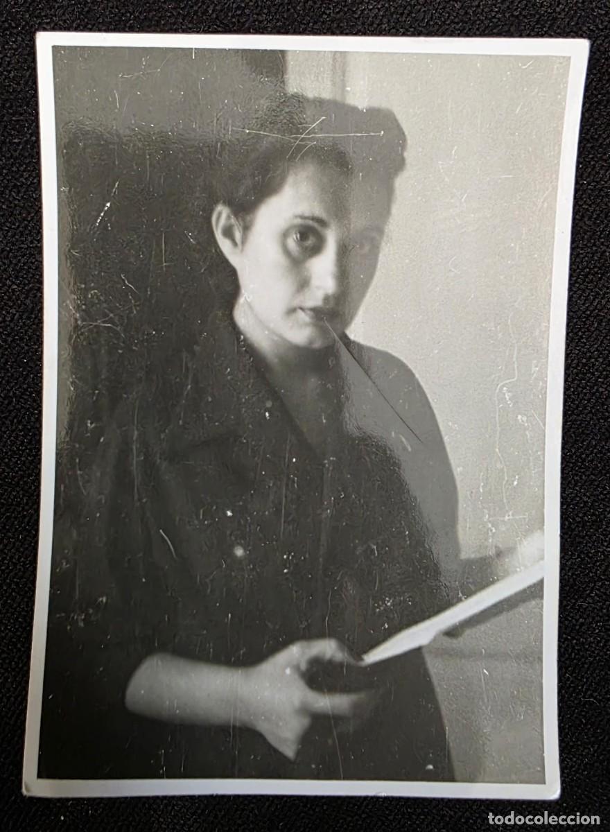 Photographie ancienne: Mujer leyendo carta &ndash; Fotograf&iacute;a original vintage en blanco y negro (c. a&ntilde;os 40)