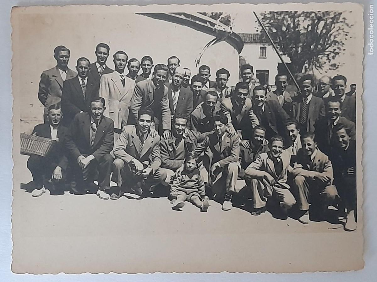 Fotograf&iacute;a antigua: Foto junto a la iglesia grupo de caramelles, jovenes de Torrelles de Llobregat a&ntilde;o 1947,