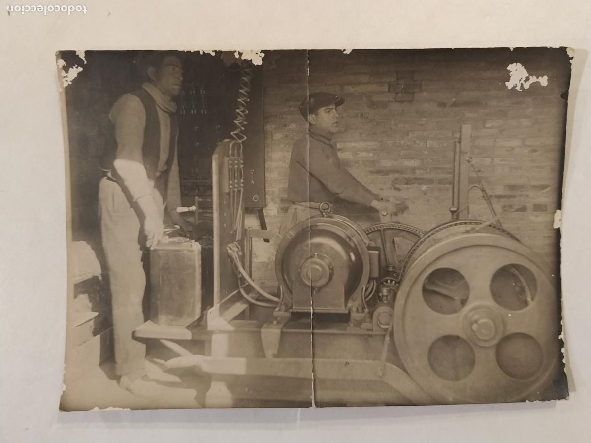 Fotograf&iacute;a antigua: FABRICA - OPERARIOS MECANICOS CON UNA MAQUINA - FOTOGRAFIA ANTIGUA -(K-15.107)