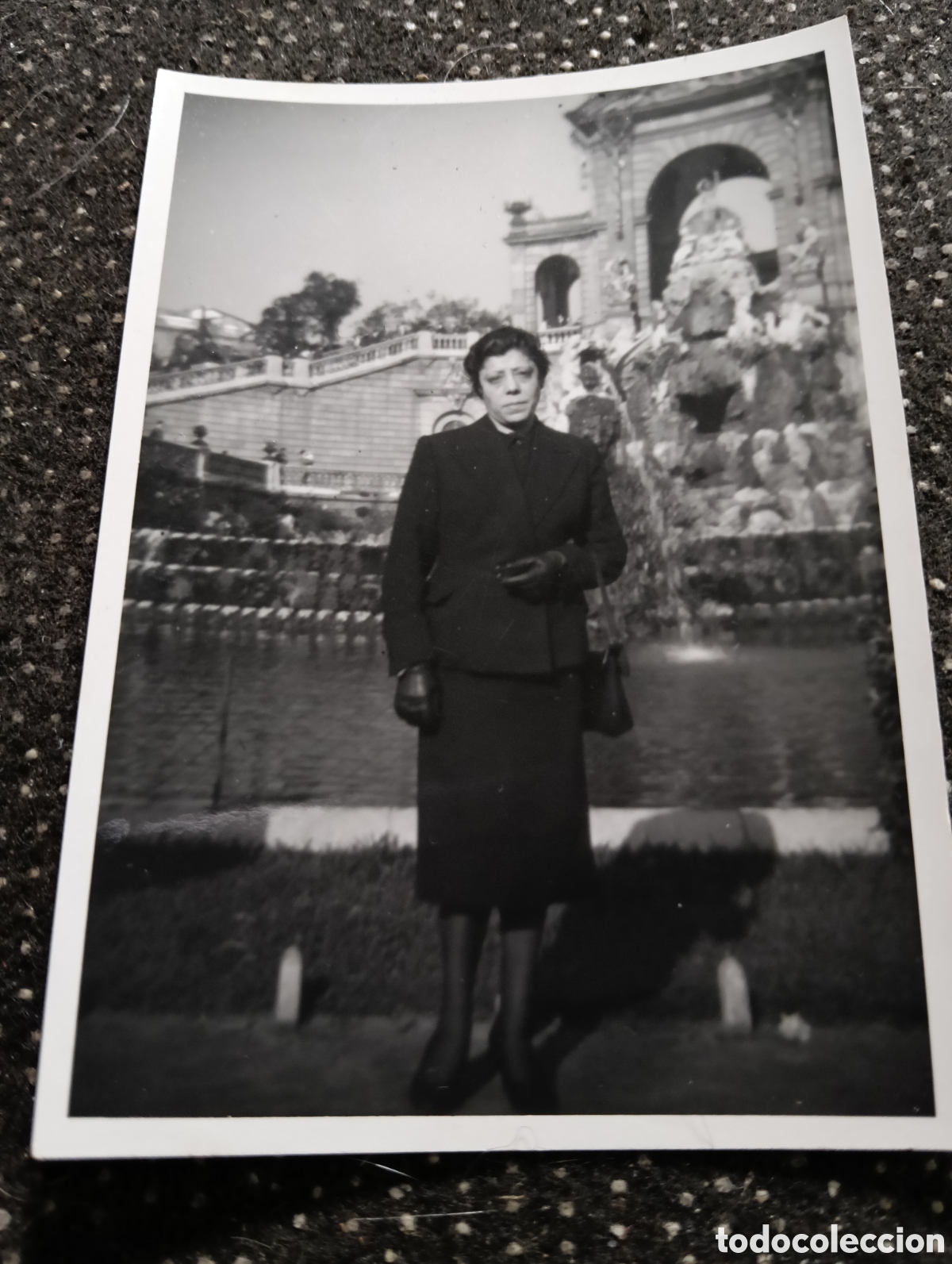 Fotografia antica: Fotograf&iacute;a en los jardines de Barcelona en 1950