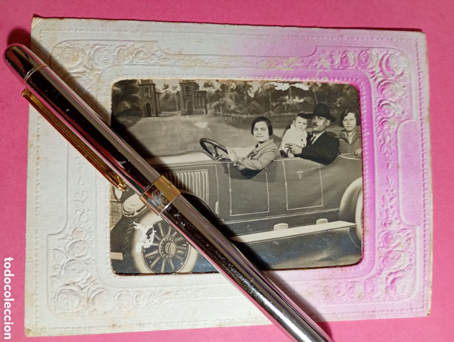 Fotograf&iacute;a antigua: AUTOMOVIL CON FAMILIA A&Ntilde;OS 30/40&acute;s. ca. FOTO MONTAJE ENMARCADO EN CARTULINA CON RELIEVES FLORALES