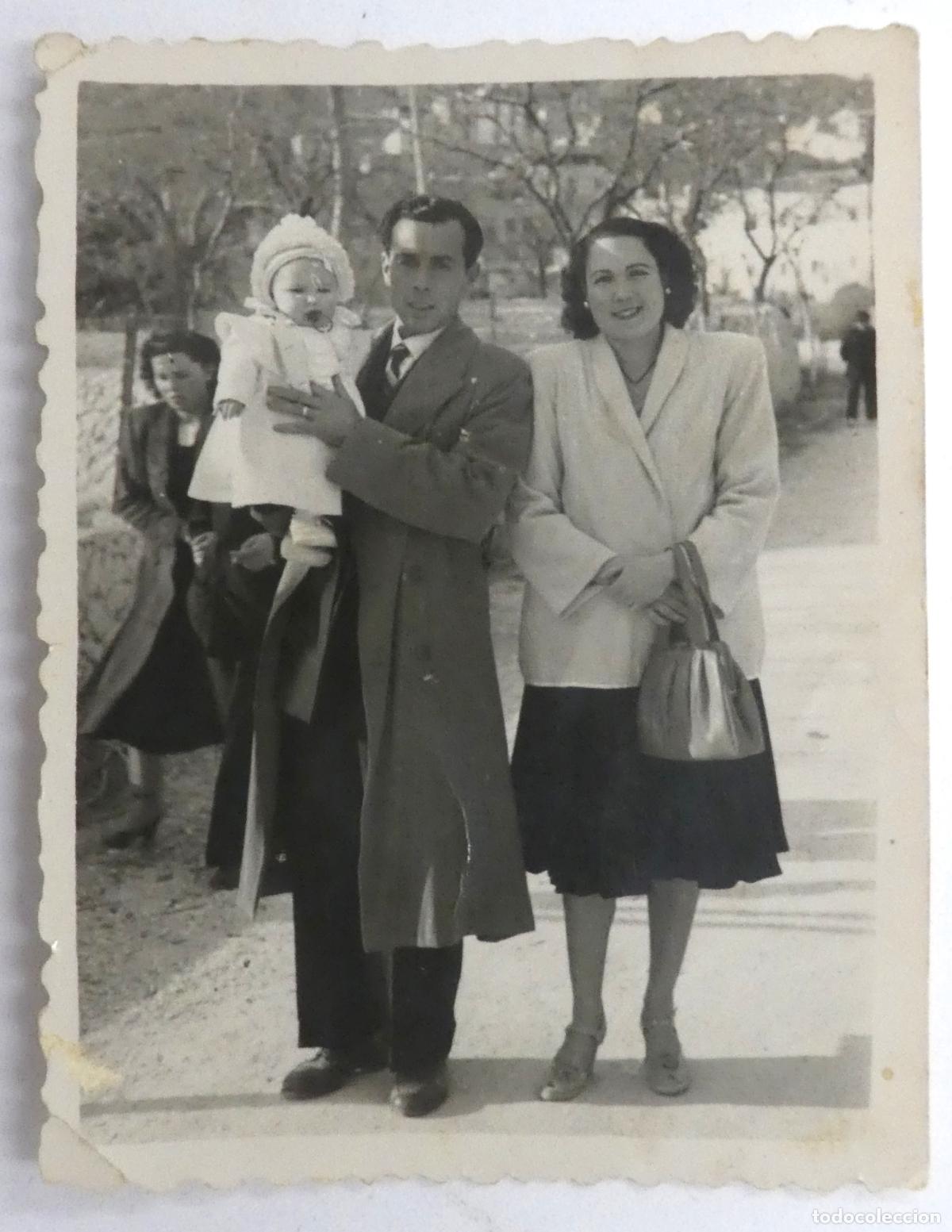 Fotograf&iacute;a antigua: Vieja Foto de una pareja con su hija Foto Llorente y Lledo Alicante 1949