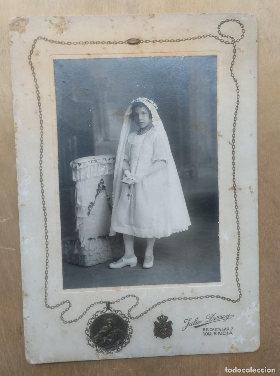 Antique Photography: Fotograf&iacute;a antigua de estudio de una ni&ntilde;a de comuni&oacute;n. Fot&oacute;grafo Julio Derrey, Valencia