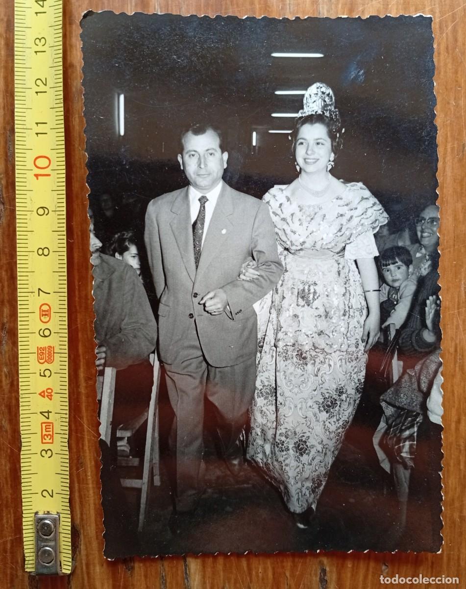 Fotografia antiga: Antigua fotograf&iacute;a de una mujer vestida de fallera. Presentaci&oacute;n. Jaime Esparza