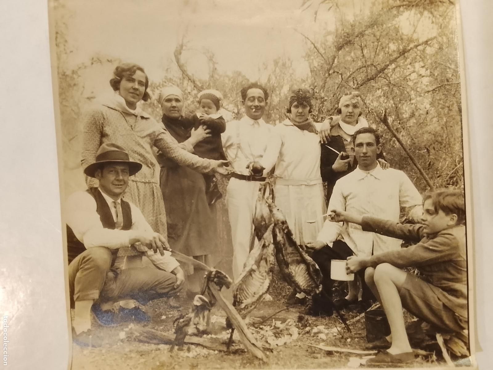 Antique Photography: FAMILIA ASANDO LA CAZA AL FUEGO EN EL CAMPO - FOTOGRAFIA ANTIGUA -(K-15.235)