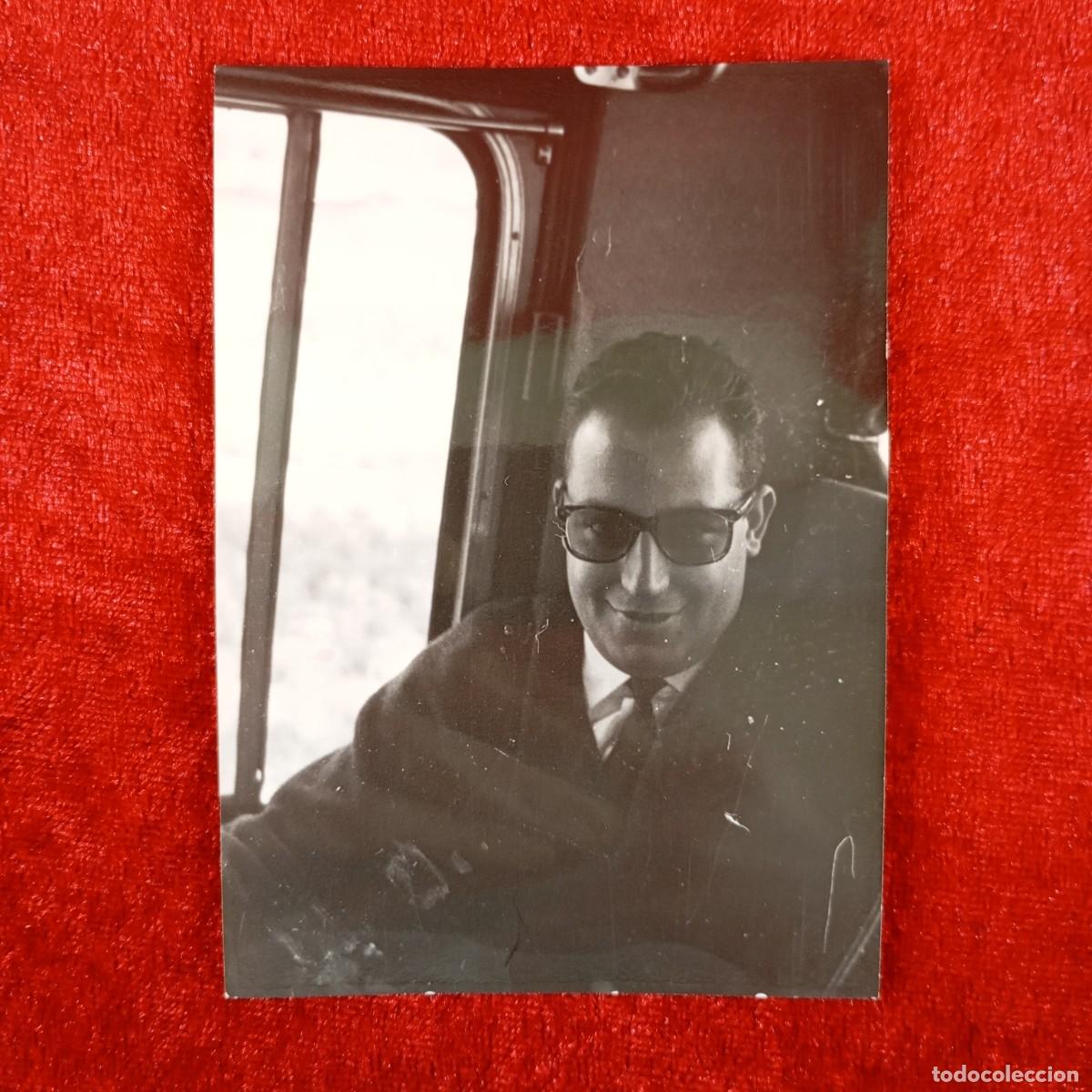 Fotografia antiga: ANTIGUA FOTOGRAFIA - HOMBRE EN AUTOB&Uacute;S - VIAJE TURISMO - A&Ntilde;OS 40 - 105 X 75 MM / 1567