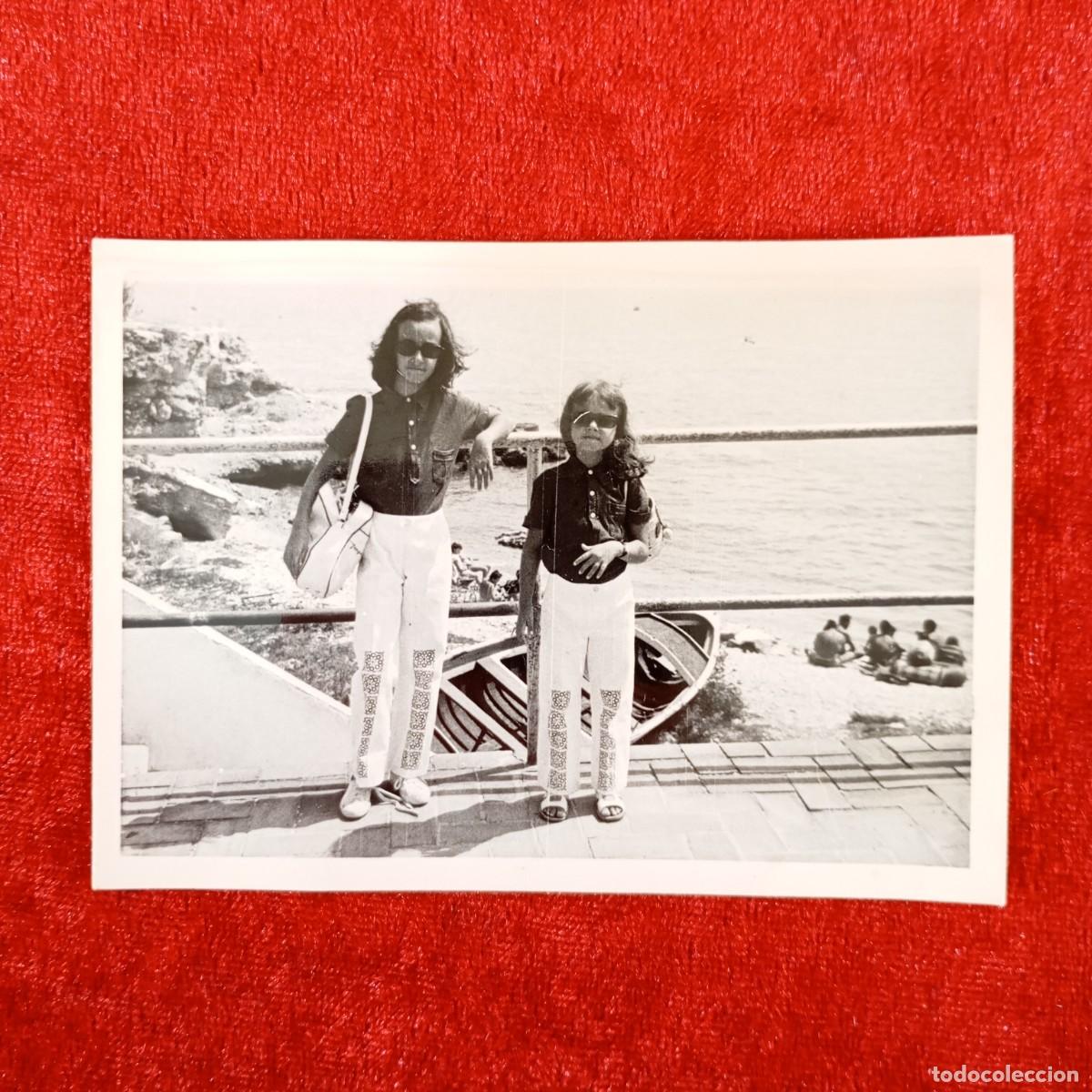 Fotografia antiga: ANTIGUA FOTOGRAFIA - NI&Ntilde;AS FRENTE AL MAR - VACACIONES EN LA PLAYA - A&Ntilde;OS 40 - 110 X 80 MM / 1702