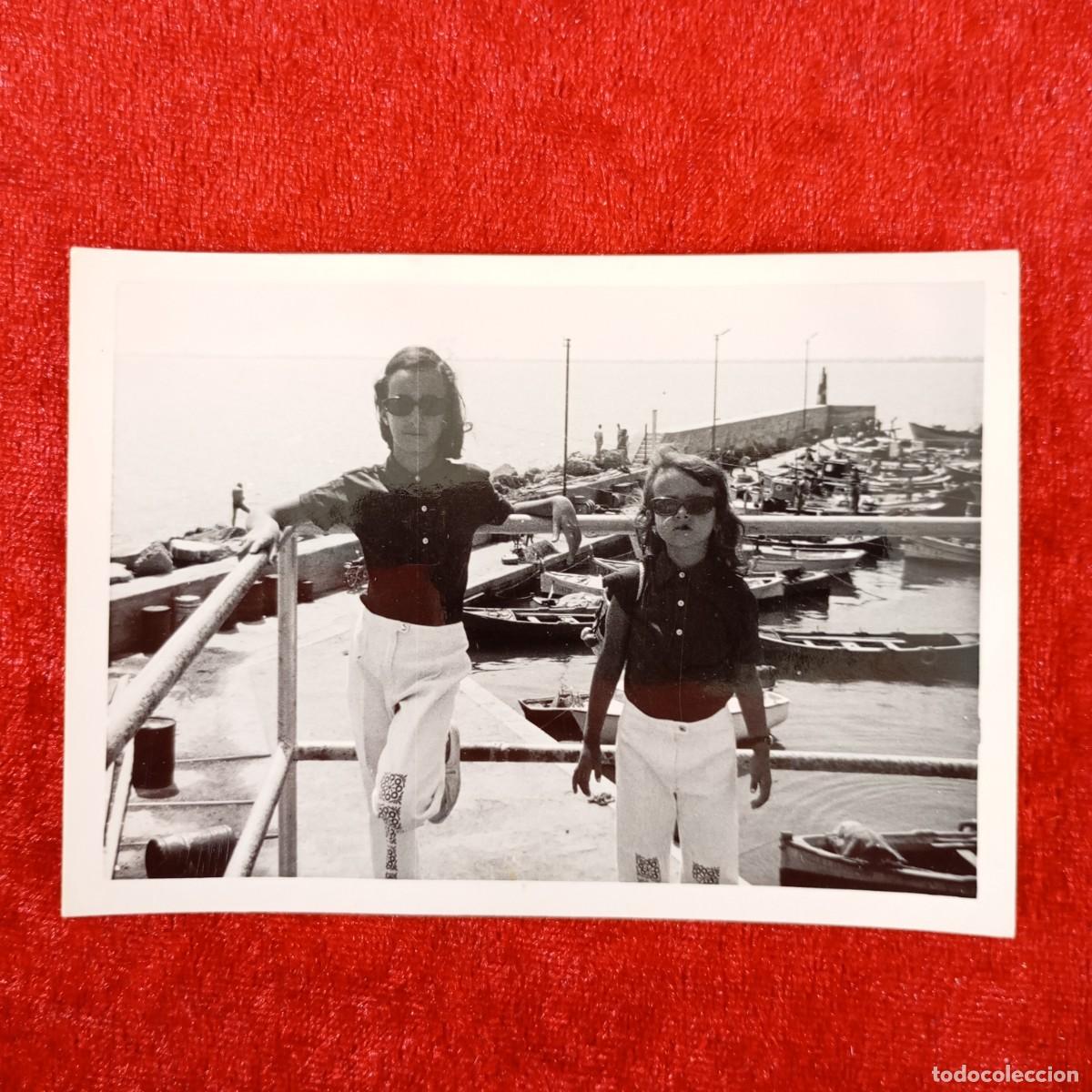 Fotografia antica: ANTIGUA FOTOGRAFIA - NI&Ntilde;AS EN EMBARCADERO - VACACIONES EN LA PLAYA - A&Ntilde;OS 40 - 110 X 80 MM / 1703