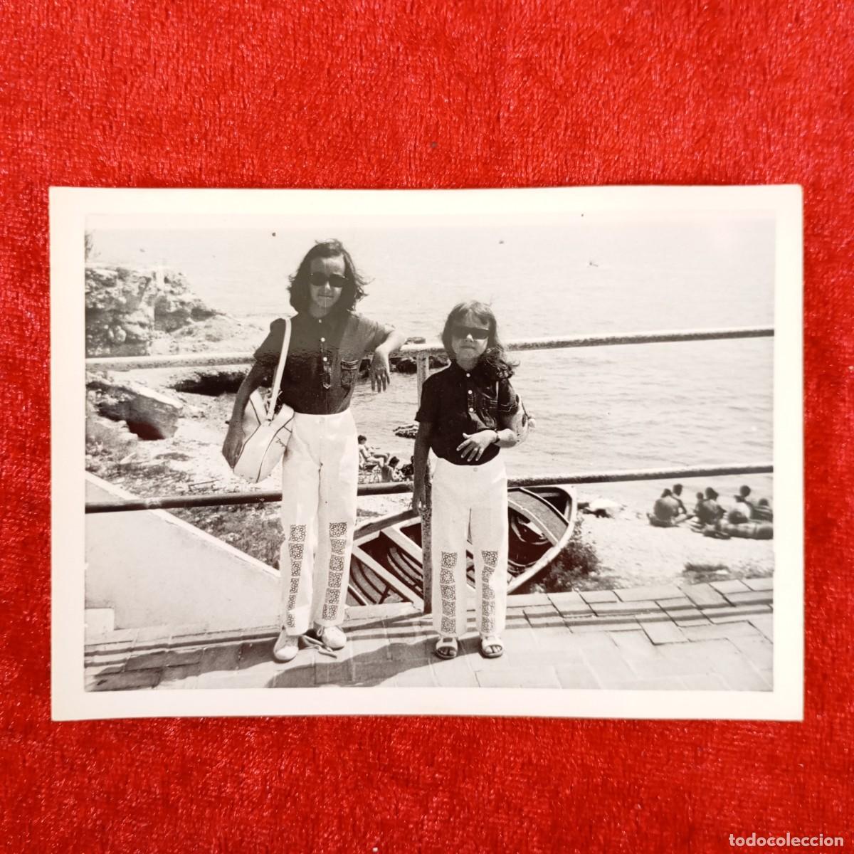 Fotografia antica: ANTIGUA FOTOGRAFIA - NI&Ntilde;AS FRENTE AL MAR - VACACIONES EN LA PLAYA - A&Ntilde;OS 40 - 110 X 80 MM / 1704