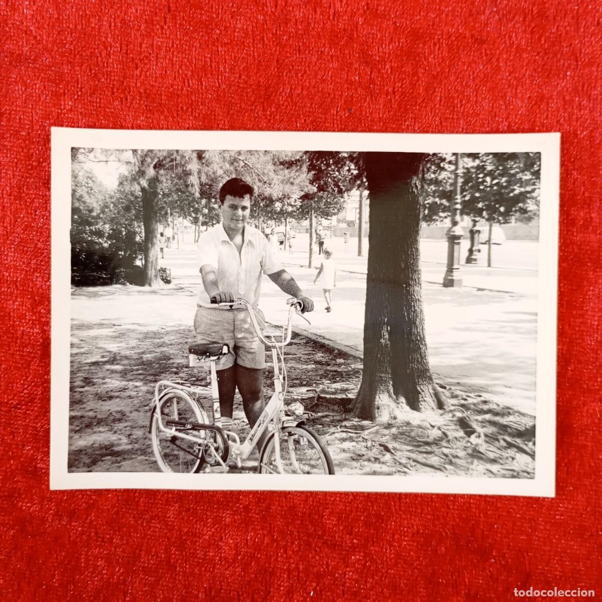 Fotografia antiga: ANTIGUA FOTOGRAFIA - NI&Ntilde;O EN BICILETA POR PARQUE - ENTORNO URBANO - A&Ntilde;OS 40 - 110 X 78 MM / 1708